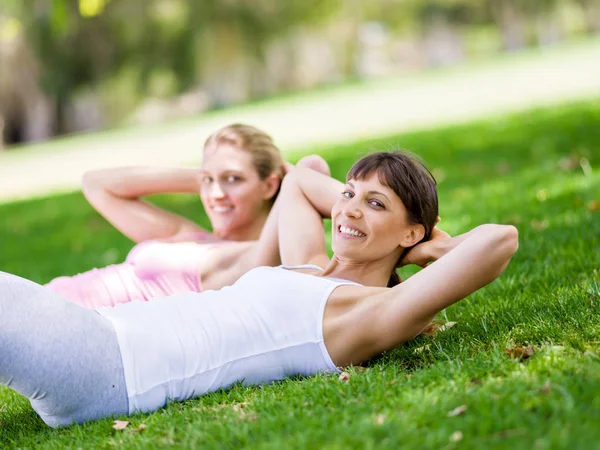 Young women exercising in the park — Stock Photo, Image