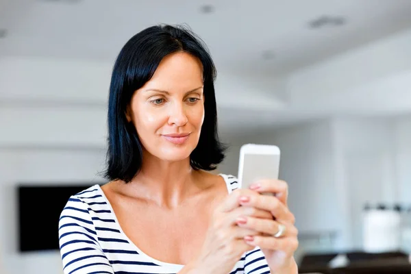 Porträtt av attraktiv kvinna som håller telefonen — Stockfoto