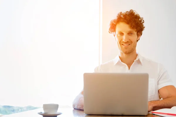 Man die thuis aan laptop werkt — Stockfoto