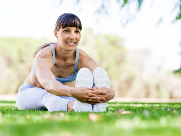 Jonge vrouw oefenen in het park — Stockfoto