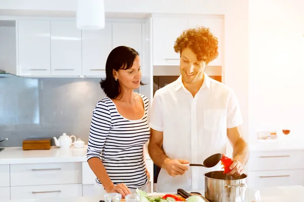 Paar samen koken thuis — Stockfoto