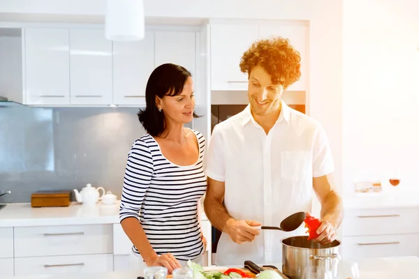 Casal cozinhar juntos em casa — Fotografia de Stock