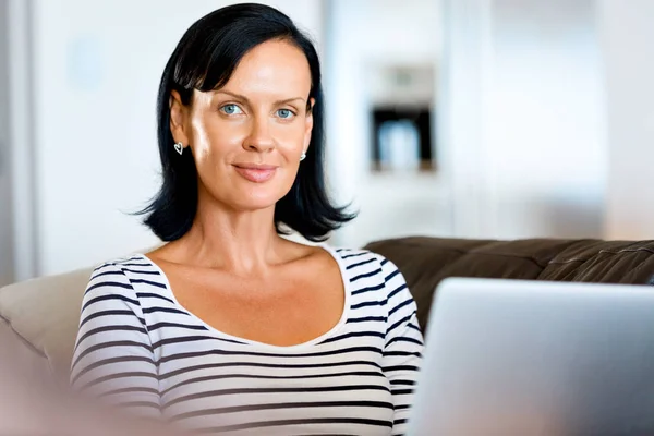 Schöne Frau arbeitet an ihrem Laptop — Stockfoto