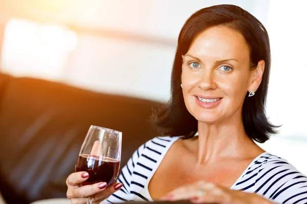 Hermosa mujer joven sosteniendo copa con vino tinto —  Fotos de Stock