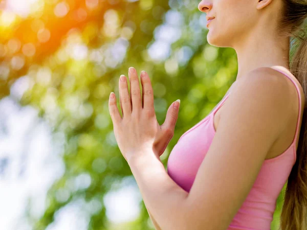 Ung kvinna som gör yoga i parken — Stockfoto