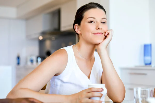차 또는 집에서 커피 한잔과 함께 행복 한 젊은 여자 — 스톡 사진