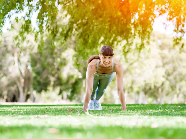 Junge Frau beim Sport im Park — Stockfoto