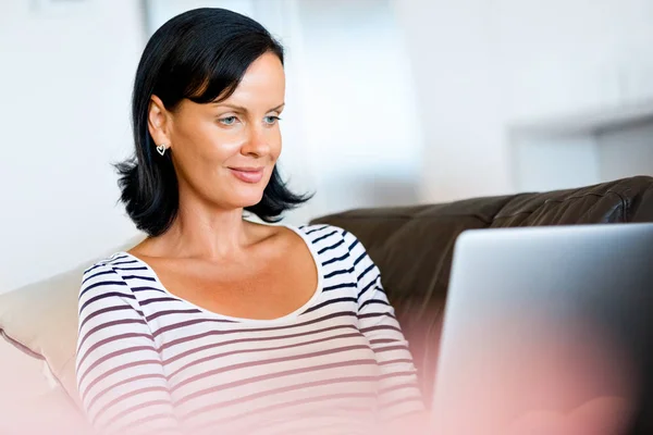 Krásná žena, pracující na svém laptopu — Stock fotografie