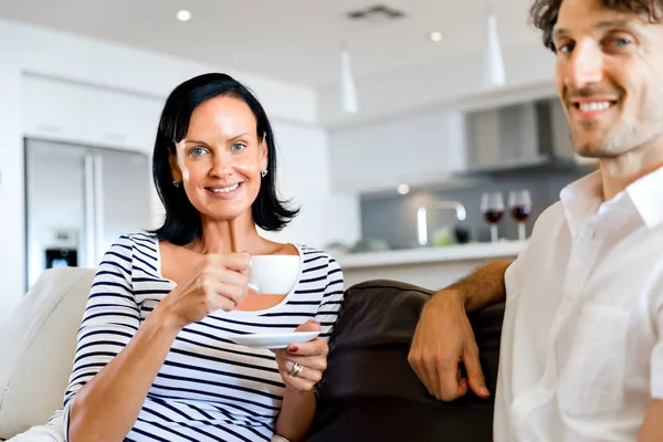 一对夫妇在家里喝茶的肖像 — 图库照片