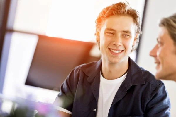 Jonge man in casual in kantoor — Stockfoto