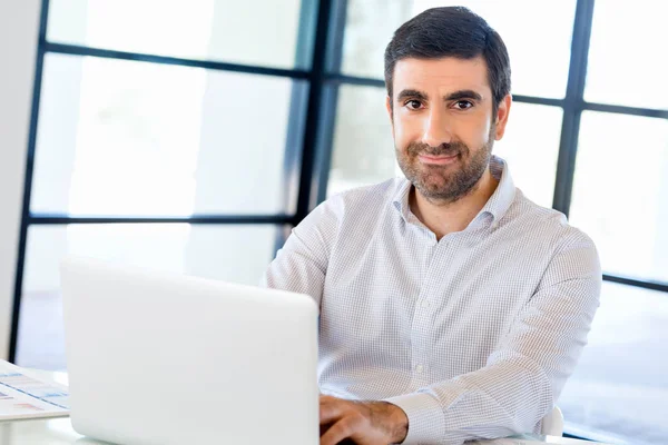 Knappe zakenman werkt op computer — Stockfoto