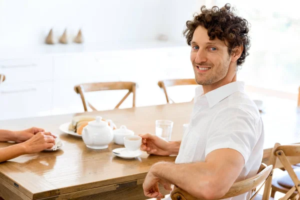 Uomo che prende il tè a casa — Foto Stock