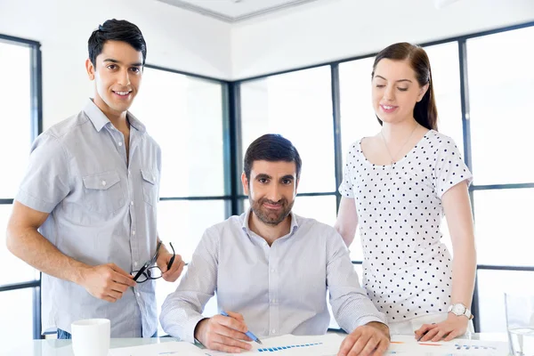 Groep van gelukkige jonge zakenmensen in een vergadering — Stockfoto