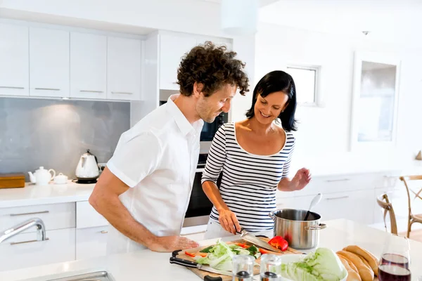 Pareja cocinando juntos en casa —  Fotos de Stock