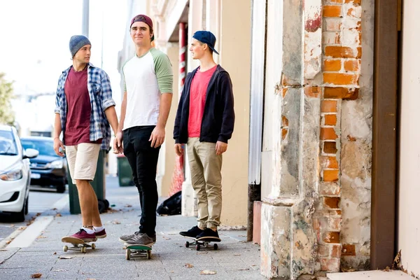 Skateboardåkning på gatan — Stockfoto