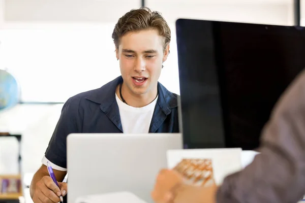 Schöner Geschäftsmann, der am Computer arbeitet — Stockfoto