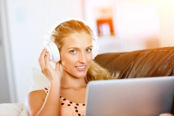 Young beautiful woman working on her laptop — Stock Photo, Image