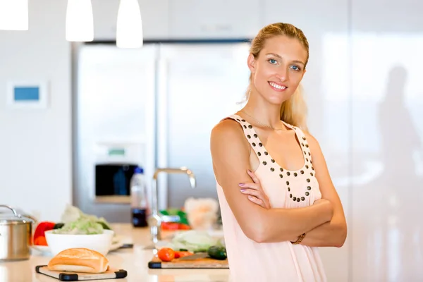 美丽的女人站在厨房和微笑 — 图库照片