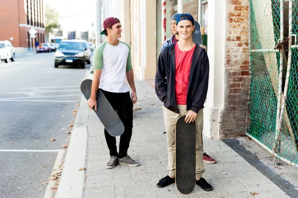 Amigos adolescentes caminando por la calle — Foto de Stock