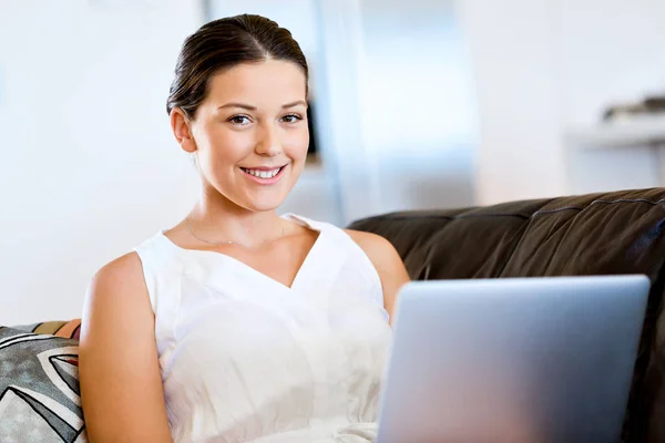 Jovem mulher bonita trabalhando em seu laptop — Fotografia de Stock