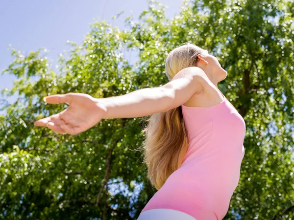 Young woman exercising in the park — Stock Photo, Image