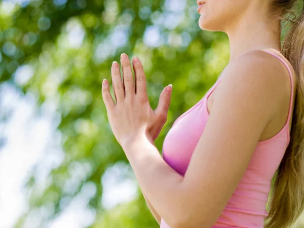 Young woman doing yoga in the park — Stock Photo, Image