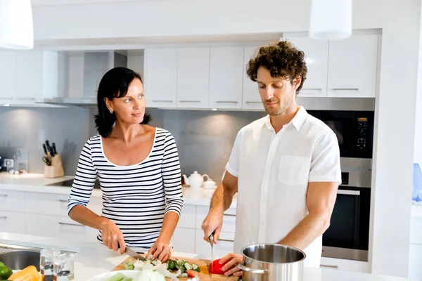 Coppia cucina insieme a casa — Foto Stock