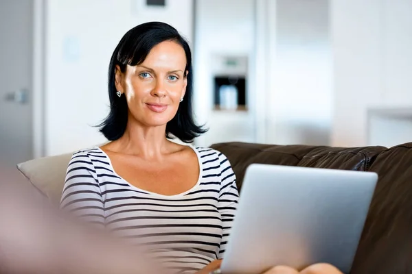 Mooie vrouw die op haar laptop werkt — Stockfoto