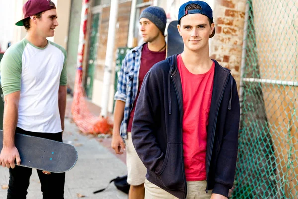 Amigos adolescentes caminando por la calle — Foto de Stock