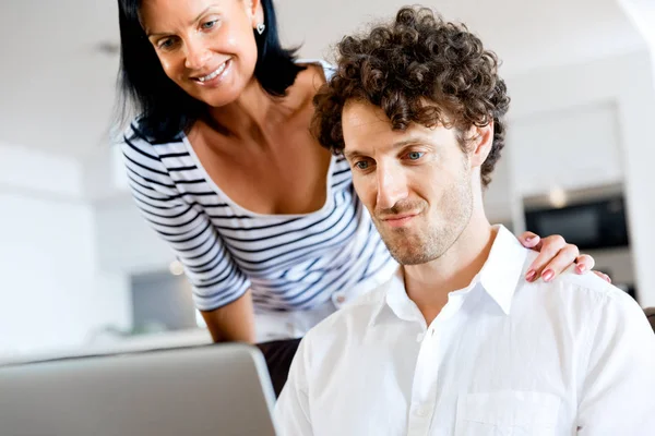 Couple at home using laptop — Stock Photo, Image