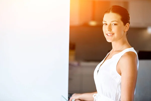 Hermoso retrato de mujer en interiores — Foto de Stock