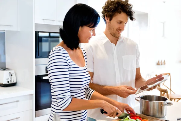 Couple cuisiner ensemble à la maison — Photo