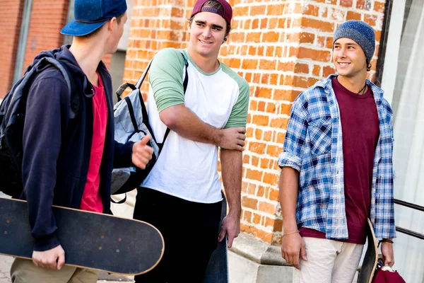 Tonåriga vänner gå på gatan — Stockfoto