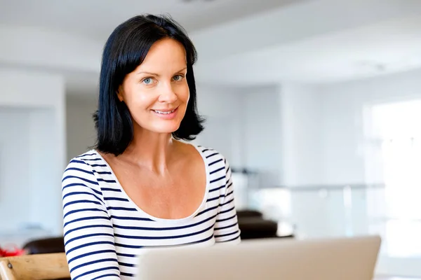 Schöne Frau arbeitet an ihrem Laptop — Stockfoto