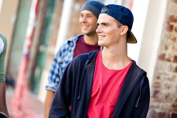 Tieners lopend onderaan de straat in de zomerdag — Stockfoto