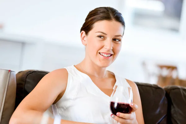 Красива молода жінка тримає келих з червоним вином — стокове фото