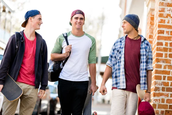 Nastoletnich przyjaciół spaceru na ulicy — Zdjęcie stockowe
