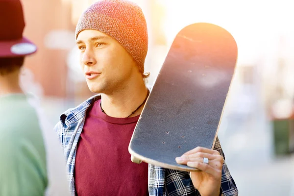 Adolescente caminando por la calle en el día de verano —  Fotos de Stock