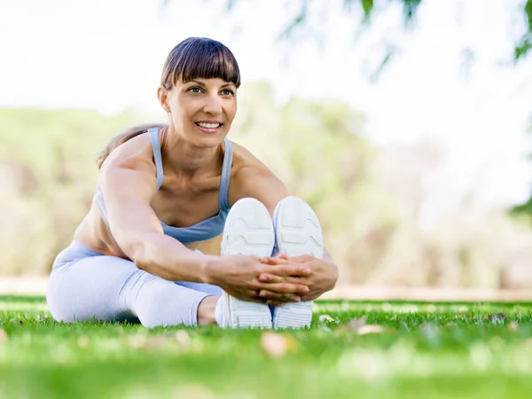 Mujer joven haciendo ejercicio en el parque — Foto de Stock