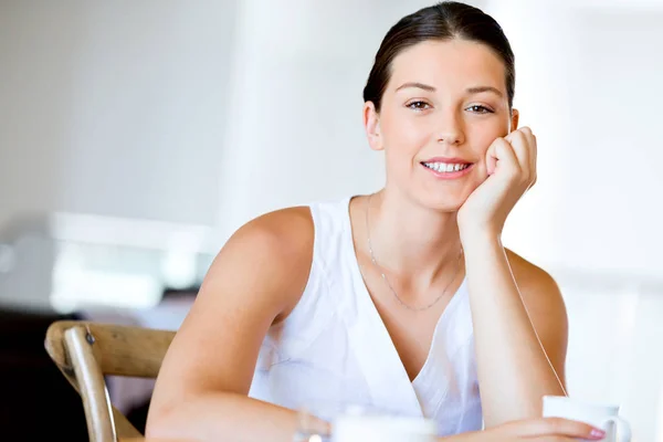 Mujer joven feliz con taza de té o café en casa — Foto de Stock