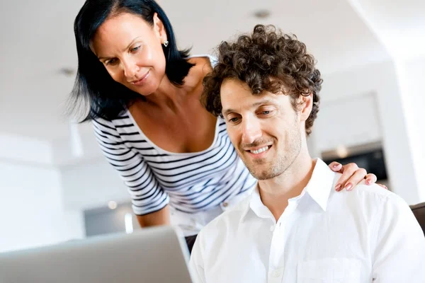 Casal em casa usando laptop — Fotografia de Stock