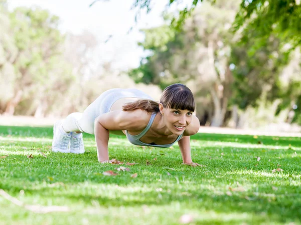 Junge Frau beim Sport im Park — Stockfoto