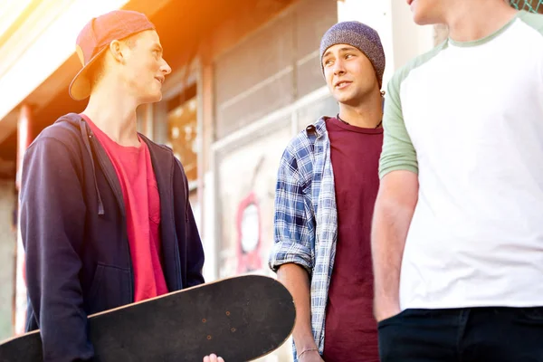 Adolescentes caminando por la calle en el día de verano —  Fotos de Stock