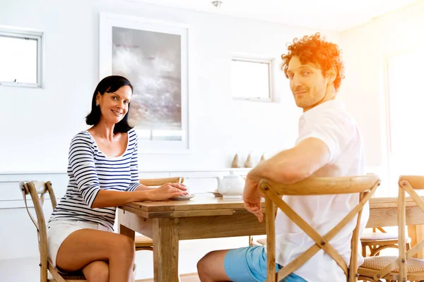 Couple sitting at home and chatting — Stock Photo, Image