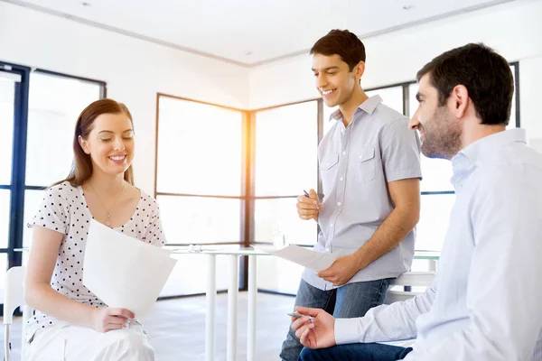 Imagen de socios comerciales discutiendo documentos e ideas — Foto de Stock