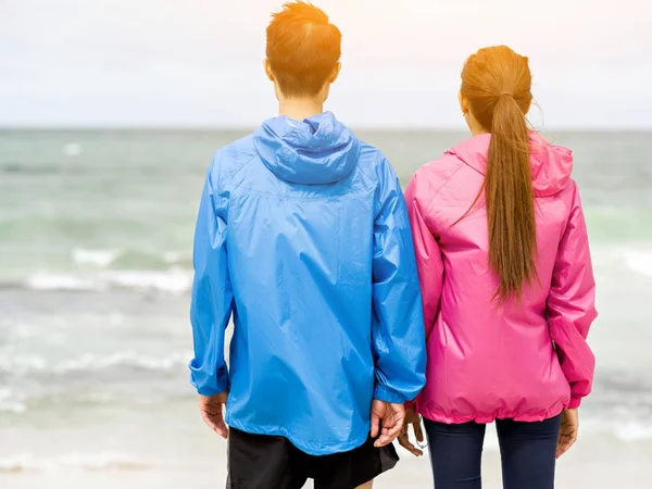 Jovem casal de pé na praia — Fotografia de Stock