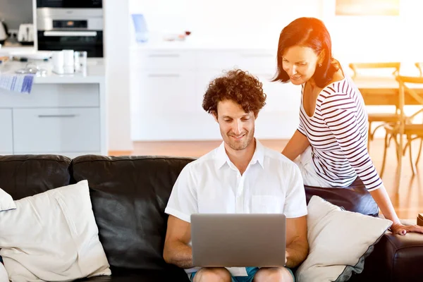 Para w domu za pomocą laptopa — Zdjęcie stockowe