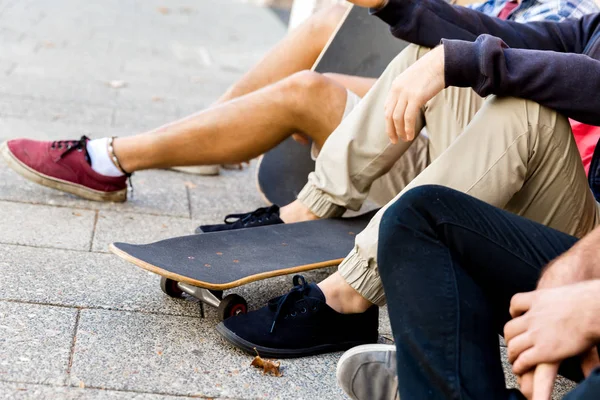 Skaters having a break at the street — Stock Photo, Image