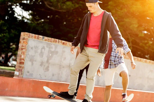 Nastoletni chłopiec skateboarding na zewnątrz — Zdjęcie stockowe