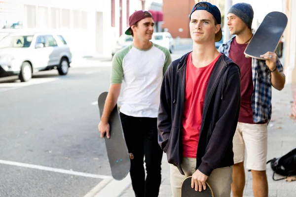 Amis adolescents marchant dans la rue — Photo